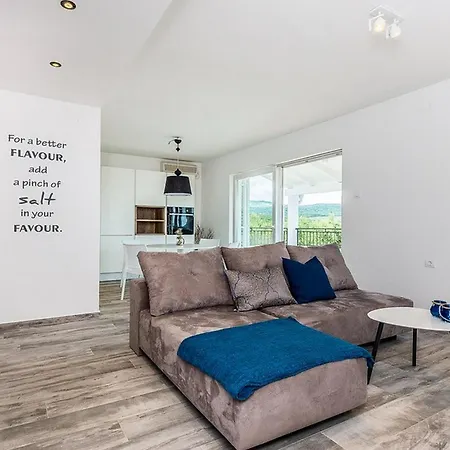 펜션 Salt And Kornić