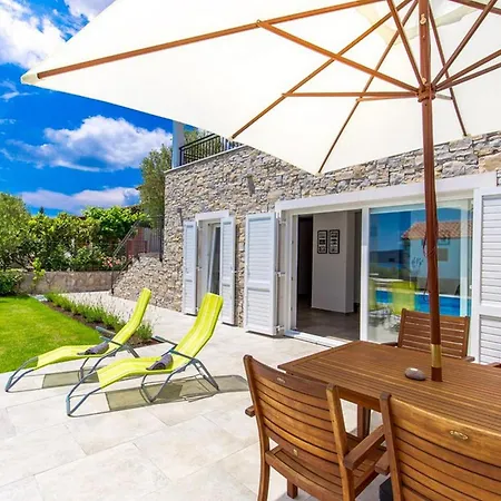 펜션 Salt And Kornić