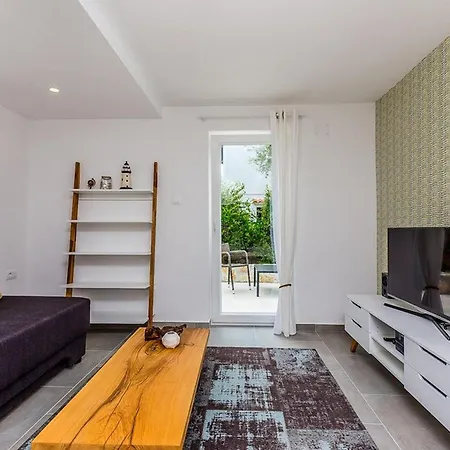 Salt And Nyaraló Kornić